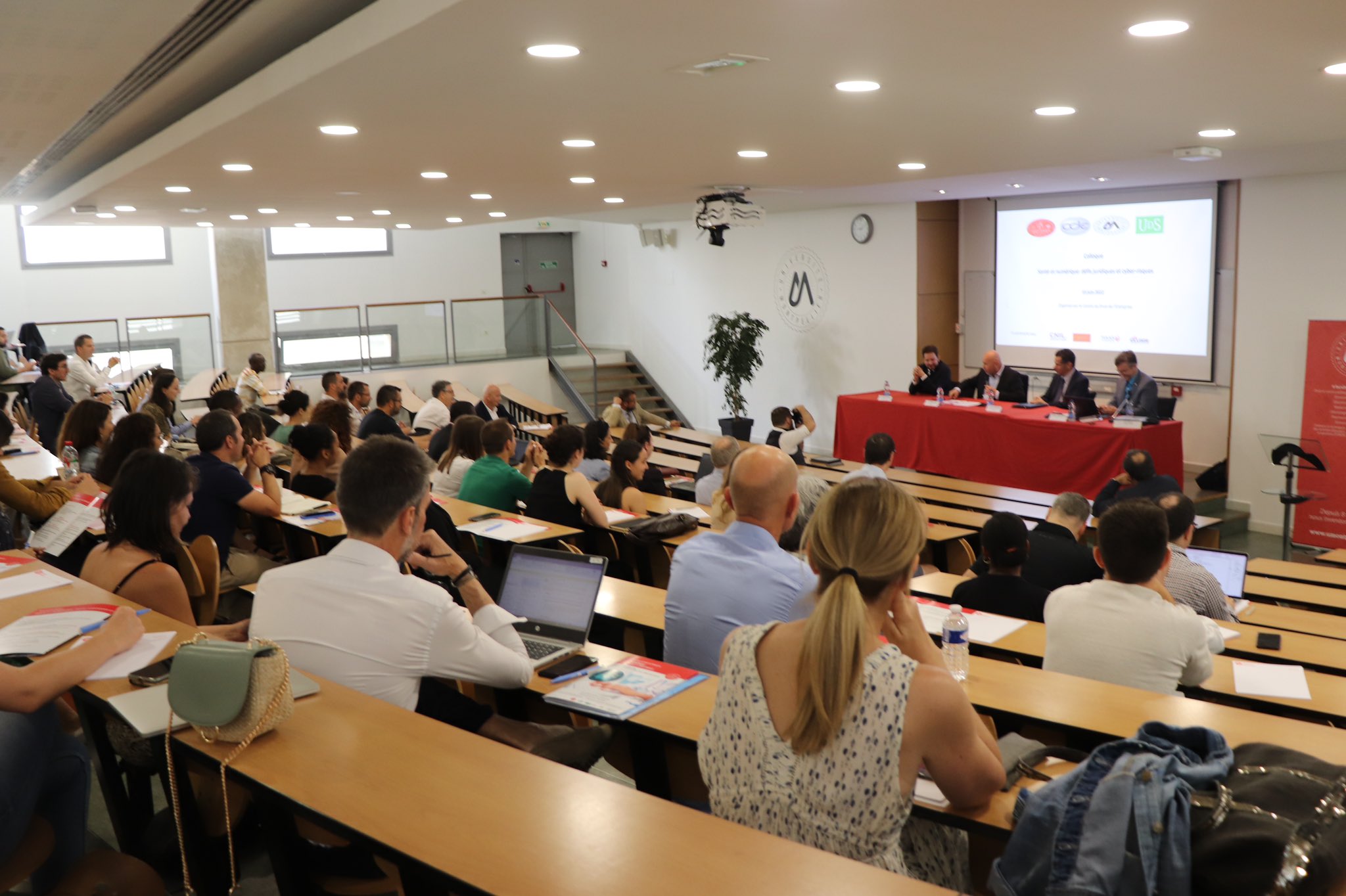 Groupe de personnes lors d'une réunion